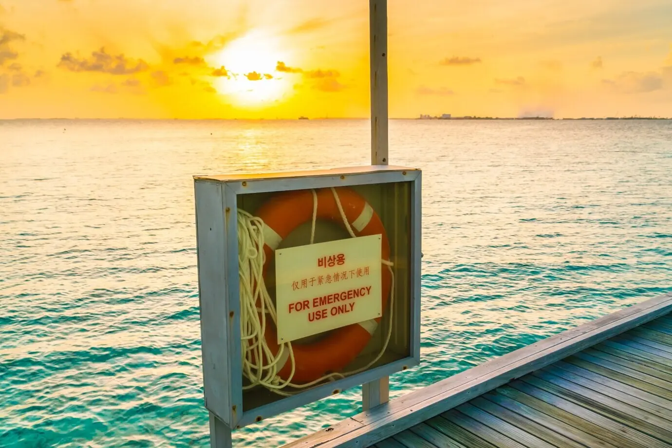 Gesichertes Seil am Steg, rote Hilfe.