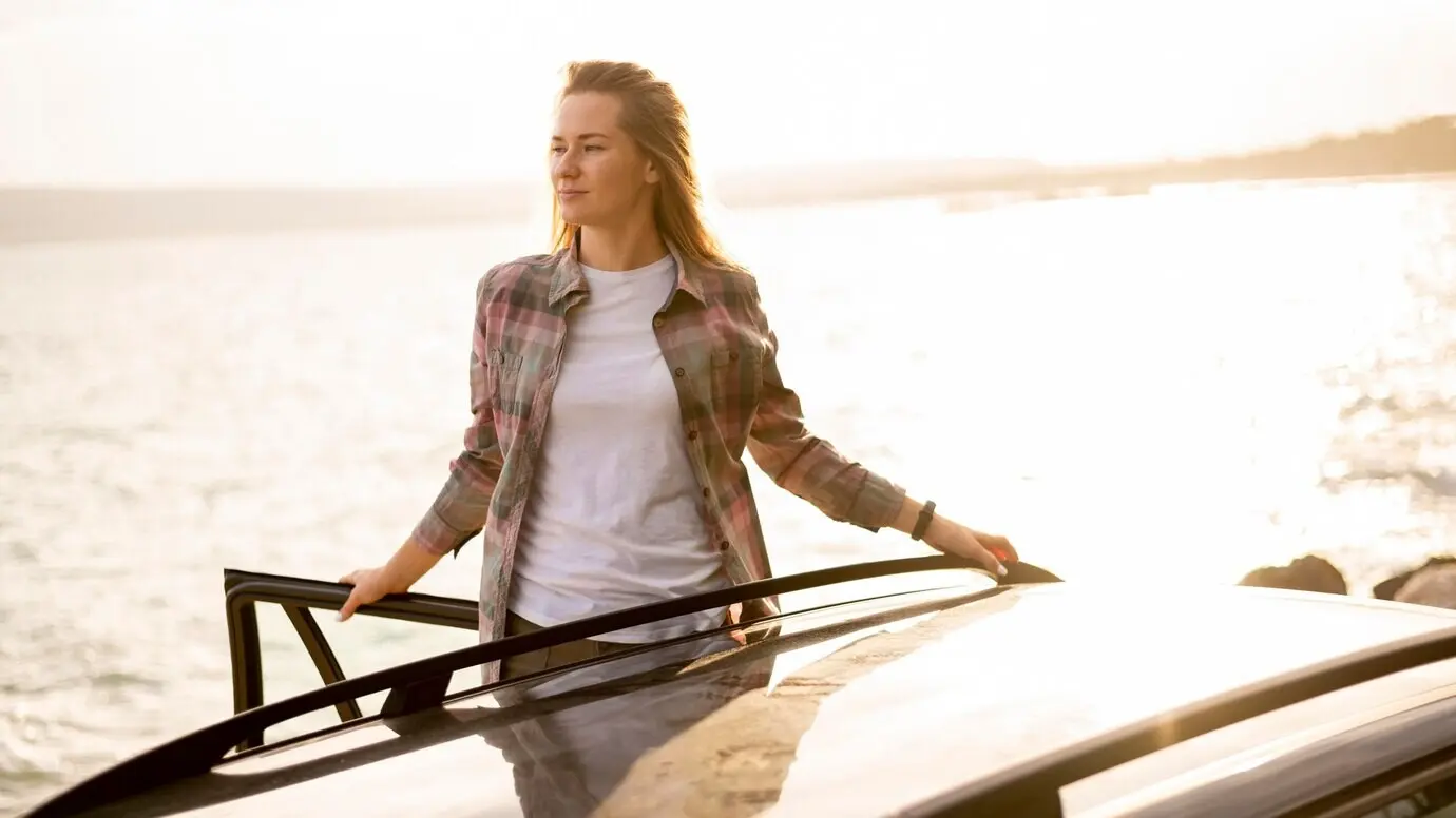 Hübsche junge Frau genießt einen Roadtrip