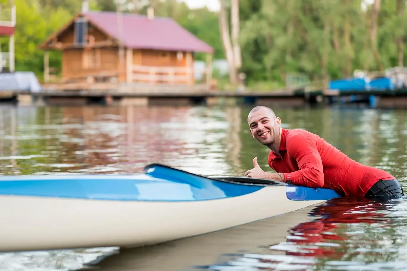 Seitenansicht eines Mannes, der Zustimmung zeigt.