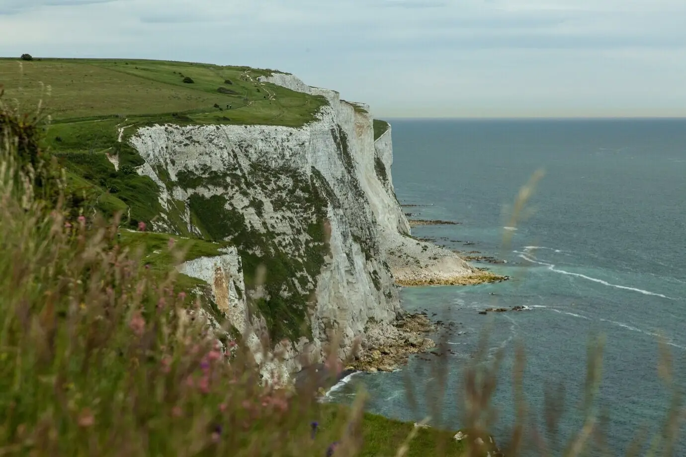 Weiße Felsen, mit Grün bedeckt und vom Meer umgeben, an der Küste von South Foreland im Vereinigten Königreich.